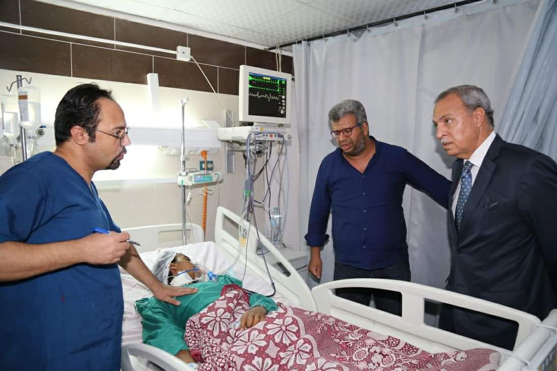 محافظ قنا يتابع حالة الشاب المصاب بنزيف بالمخ