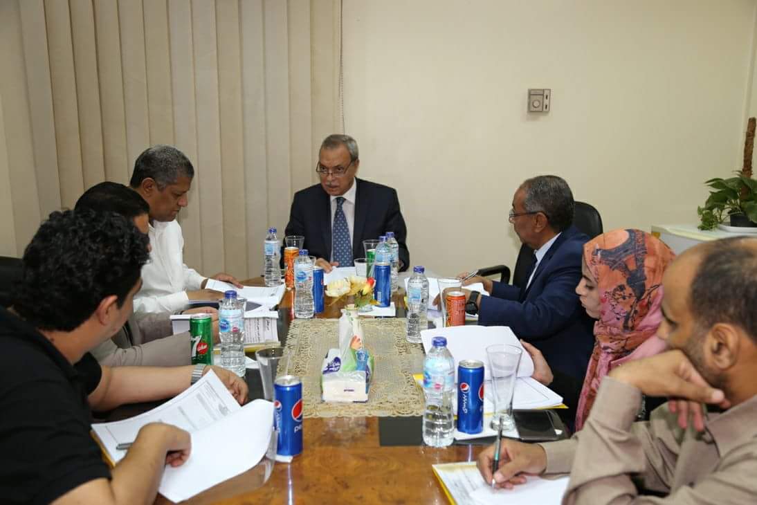 محافظ قنا يترأس إجتماع مجلس إدارة مركز علاج  الأورام