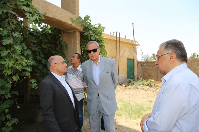 محافظ قنا يعاين موقع انشاء محطة مياه ابو دياب