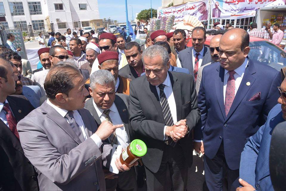 الوزير يصرف مكافئات ماليه لمدير عام التموين والعاملين بمطروح