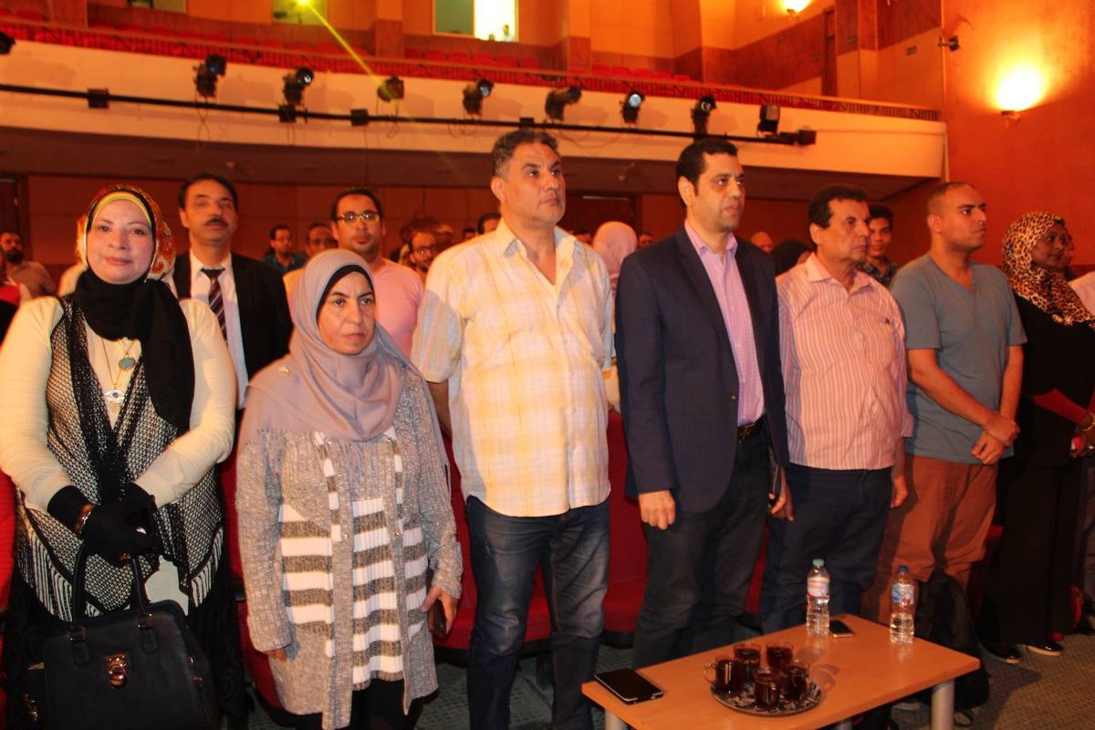 ماهر كمال ولجنة التقيم يشاهدون العرض المسرحى مكبث بثقافة السويس