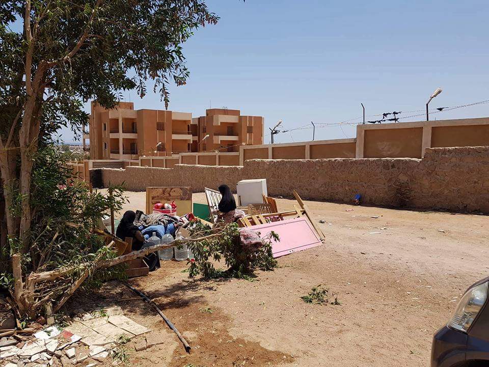 بالصور.. أهالي مدينة ” دهب ” يستغثوا بالسيد الرئيس والمطالبة بتقنين أوضاعهم