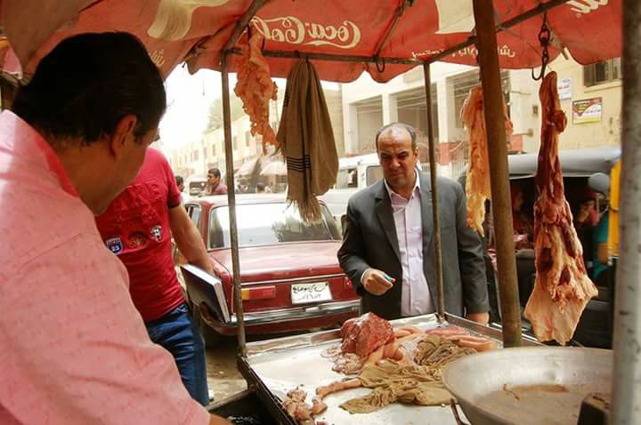 بالصور .. ضبط لحوم وسلع غذائية غير صالحة في حملة مكبرة باخميم سوهاج