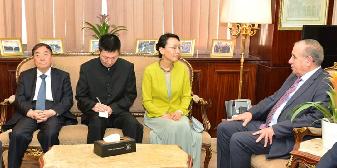 وزير التنمية المحلية يستقبل رئيس جمعية الصداقة للشعب الصيني