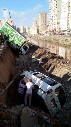 سقوط 4 سيارات في انهيار بأحد جانبي ترعة المحمودية