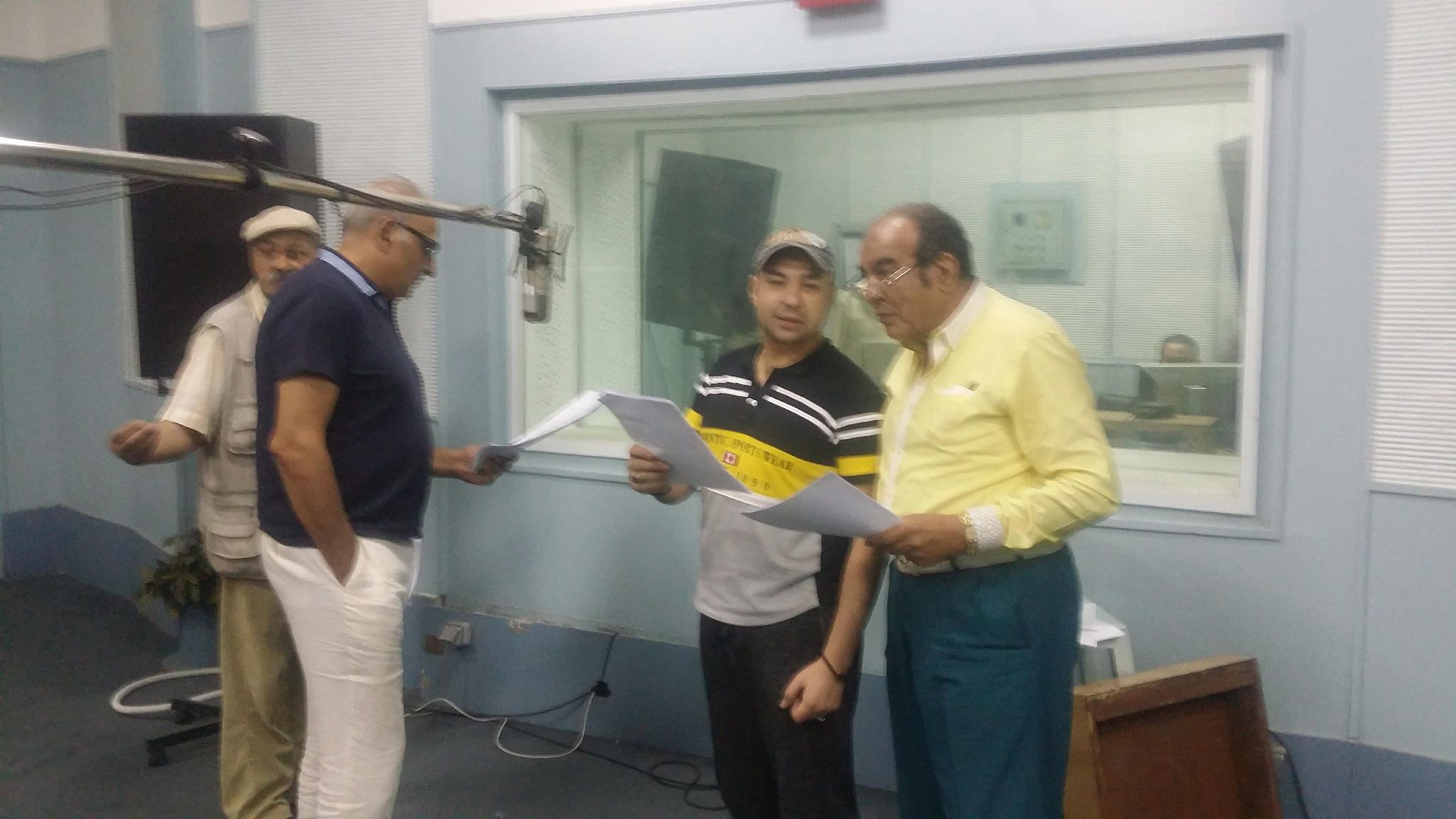 بالصور الفنان مراد فكري ينتهي من تسجيل المسلسل الإذاعي “لست وحدك”