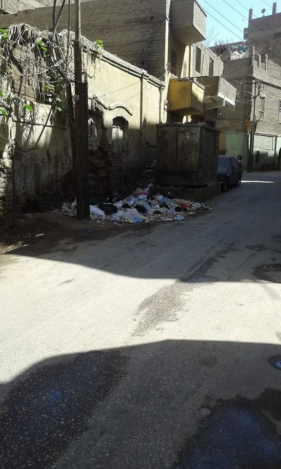أهالى حى غرب سوهاج يعانون بسبب تراكم القمامة
