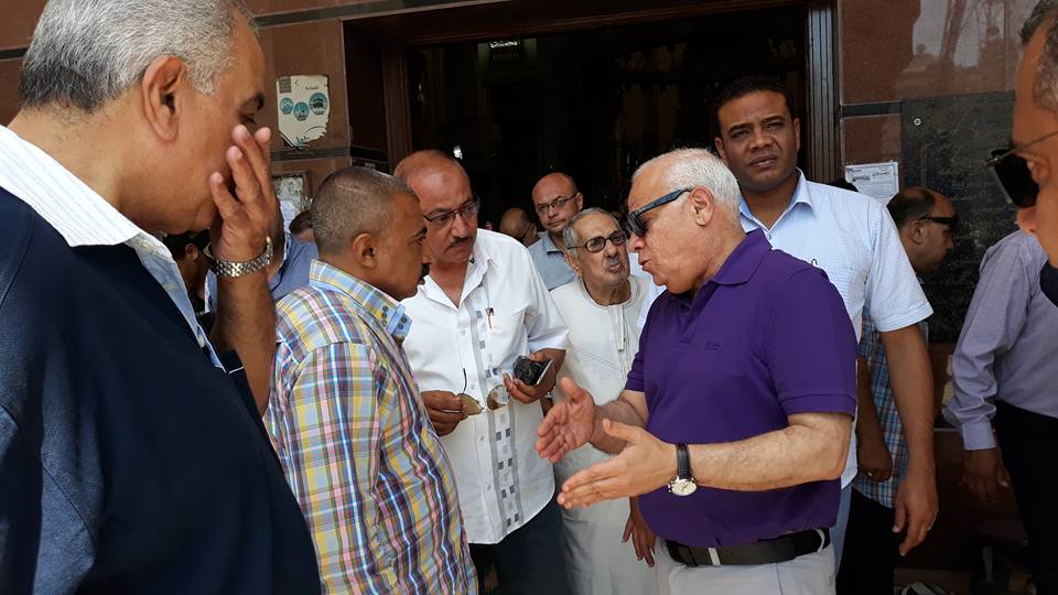 محافظ بورسعيد يلتقي بعدد من المواطنين عقب صلاة الجمعة