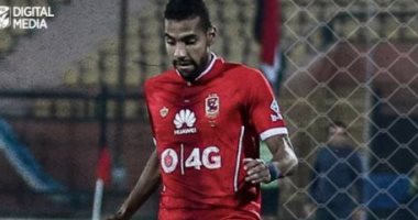 مؤمن زكريا يتسلم مكافأة الفوز بالدورى بالنادي الاهلي