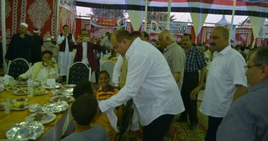 محافظ مطروح يشارك الأيتام حفل الإفطار