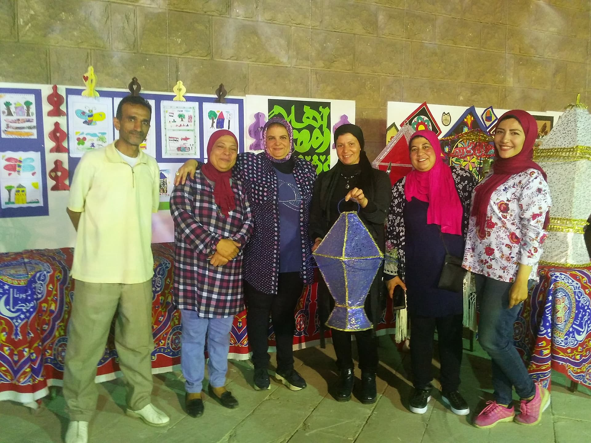 التجهيزات النهائية لمعرض الأعمال والمشغولات الفنية لثقافة الطفل