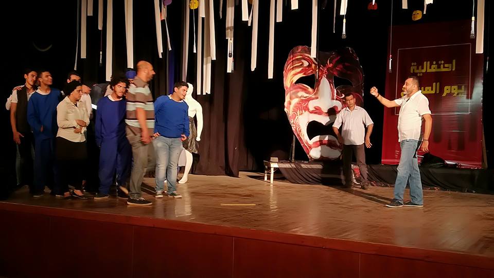 وسط إشادة من جمهور القناطر الخيرية ”مطلوب مخرج” يواصل عروضه المسرحية