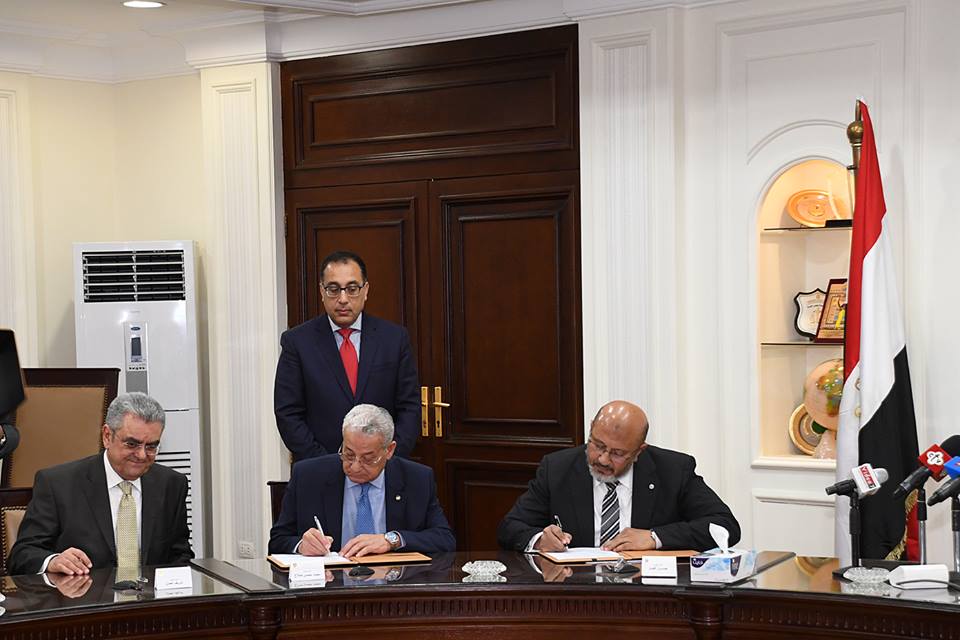 وزير الإسكان يشهد توقيع عقد مشروع رفع كفاءة معالجة الصرف الصحى بالإسكندرية