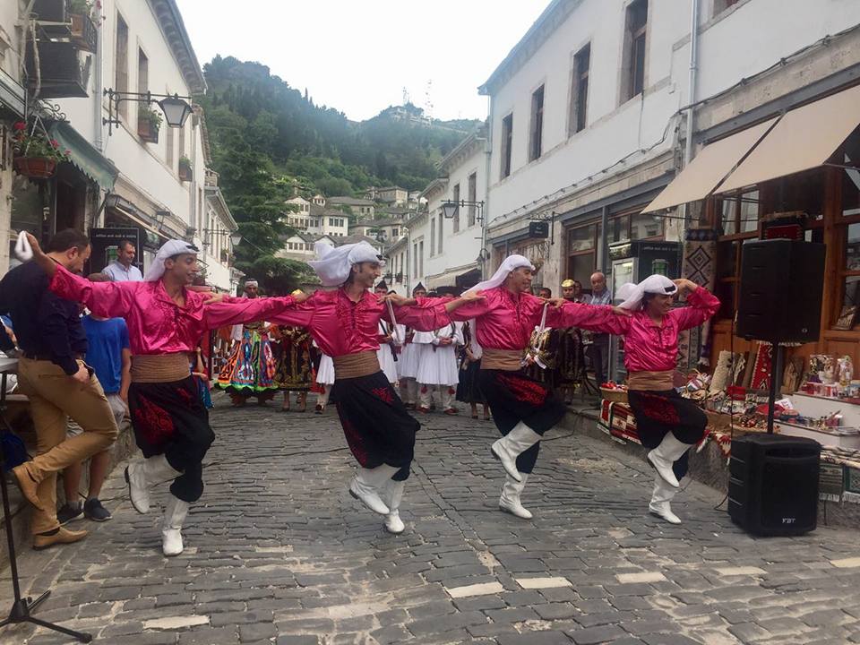 نجاح وتألق عروض الفرقة القومية للفنون الشعبية فى ألبانيا