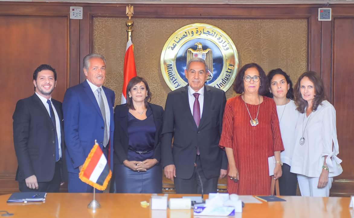 وزير التجارة والصناعة يبحث مع ممثلى شركات الموضة والأزياء إنشاء أول مجلس مصرى للتصميمات والموضة