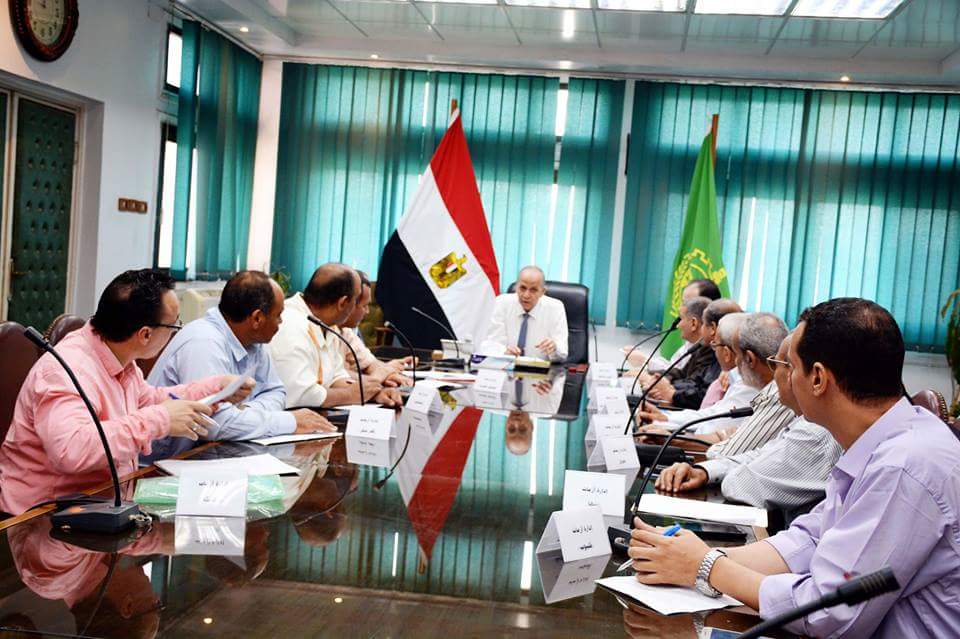 محافظ القليوبية يجتمع بمديري إدارات الأزمات