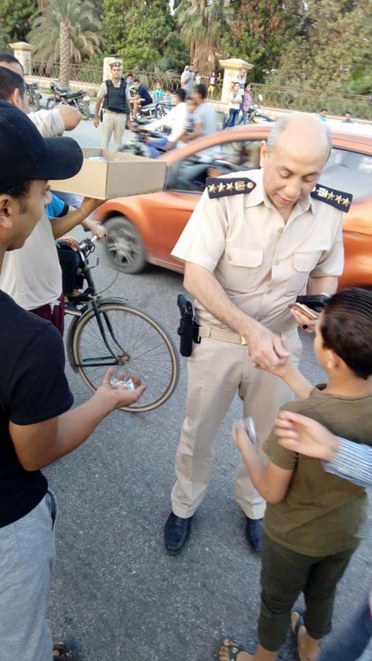 مرور بنى سويف يوزع الماء والتمور على السائقين والمواطنين وقت الافطار