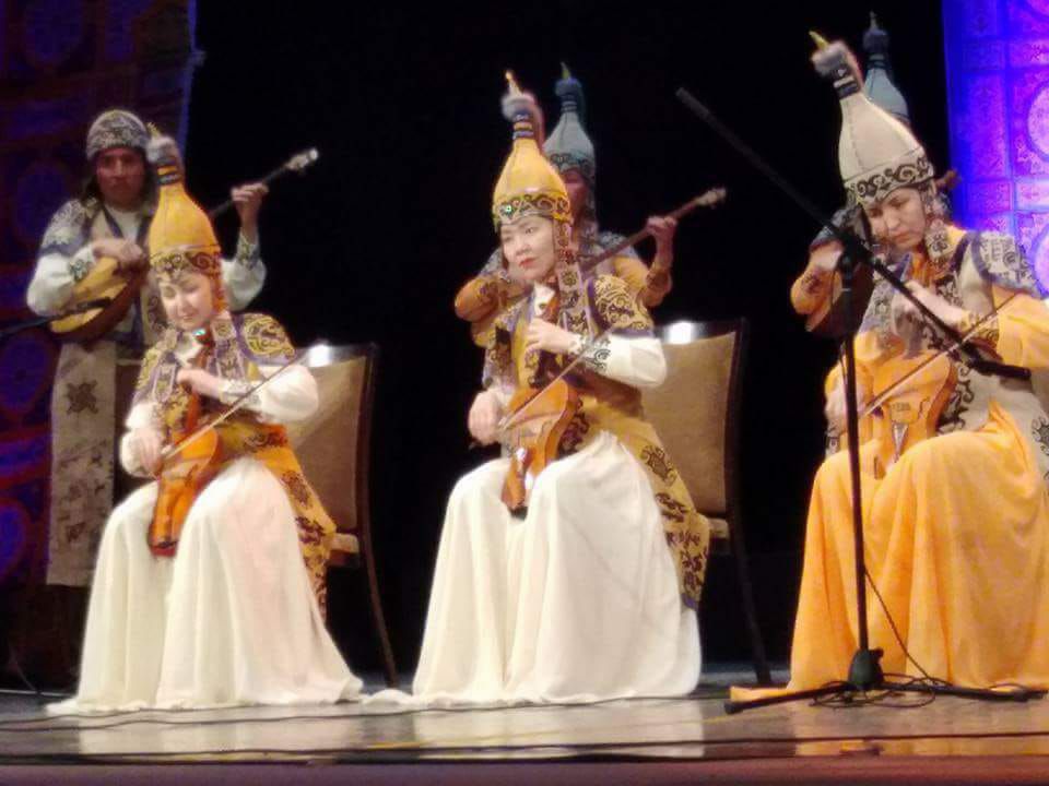 سفارة كازخستان توزع هدايا على الجمهور بأوبرا دمنهور