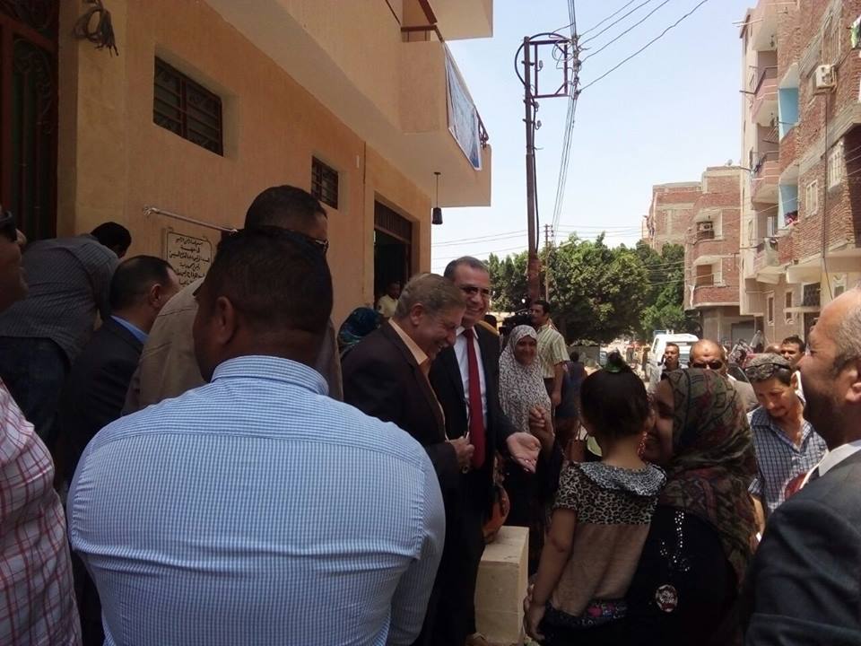 محافظ الإسماعيلية ومدير صندوق تطوير العشوائيات يسلمان الوحدات السكنية للمستحقين بمشروع تطوير منطقة الكوكاكولا​