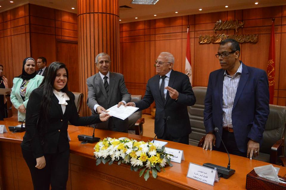 محافظ بورسعيد يشهد تسليم 250 شاب شهادات دورة التدريب من أجل التأهيل