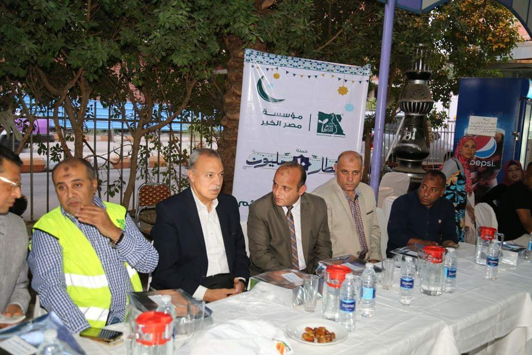 محافظ قنا يشارك في حفل الإفطار الجماعي لعمال النظافة