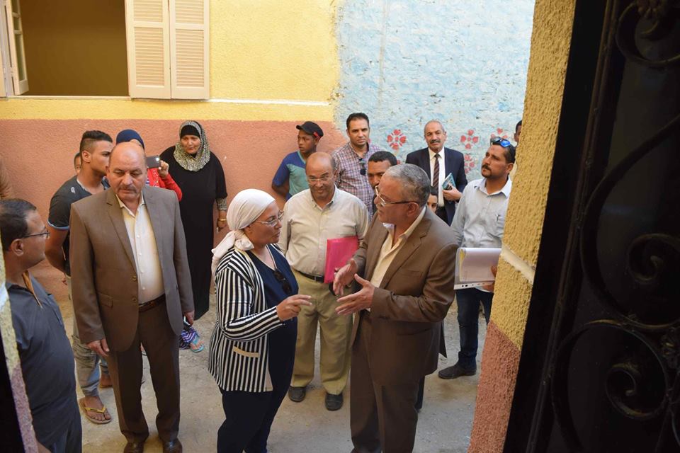 محافظ المنيا يسلم 3 منازل للأولى بالرعاية بقرية طوخ الخيل