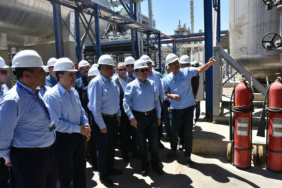 وزير البترول يتفقد سير العمل بمجمع شركة سيدي كرير للبتروكيماويات