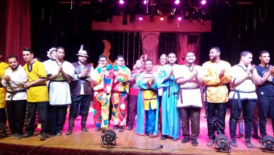 المهرج تيل عرض سوهاجي بختامي المسرح