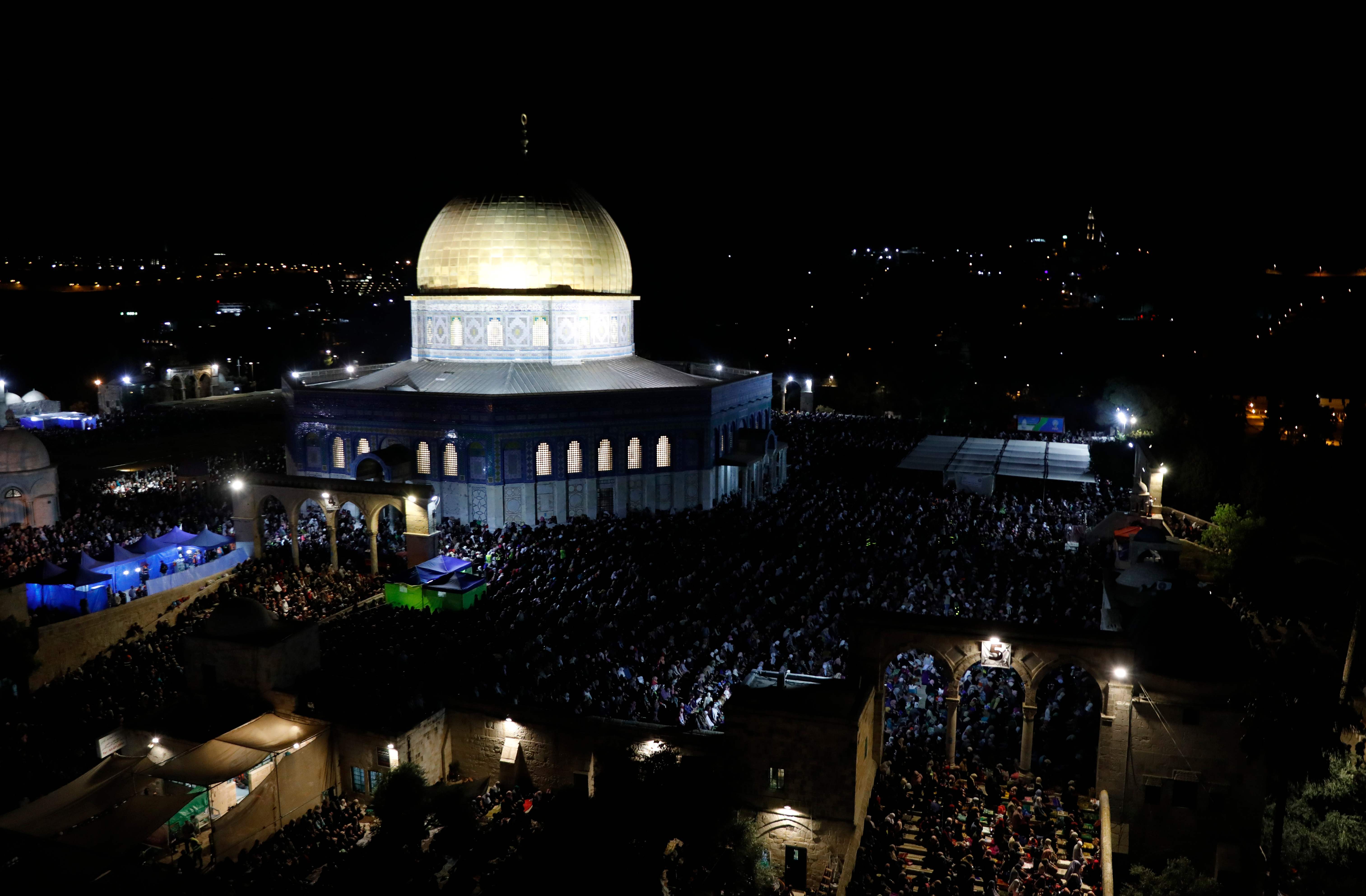 مئات آلاف الفلسطينيين يحيون ليلة القدر في المسجد الأقصى