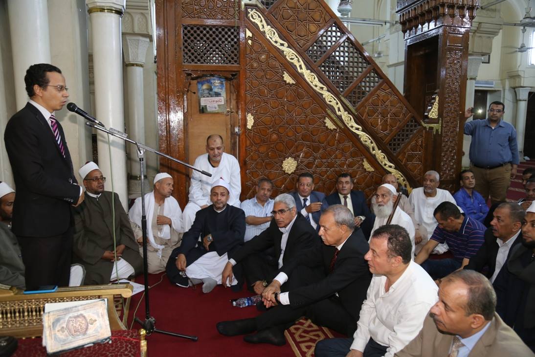 محافظ قنا يشهد احتفالية بليلة القدر ويكرم حفظة القرآن الكريم