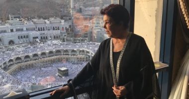 الفنانة رجاء الجداوى في السعودية لاداء مناسك العمرة