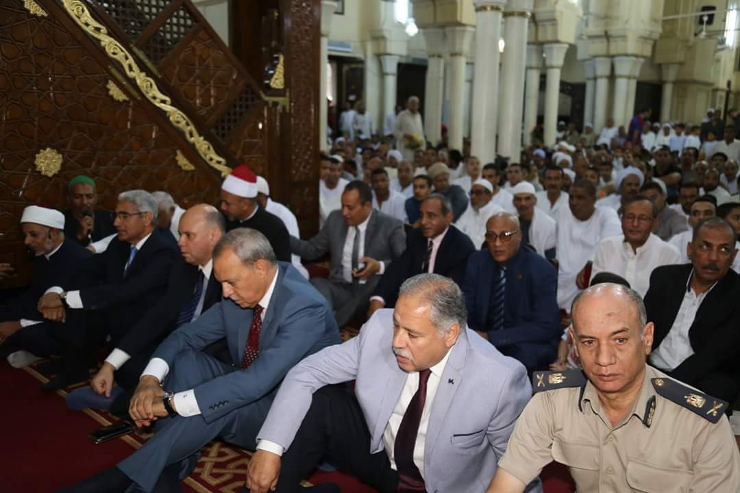 محافظ قنا يؤدى صلاة العيد بمسجد العارف بالله سيدي عبد الرحيم القنائى