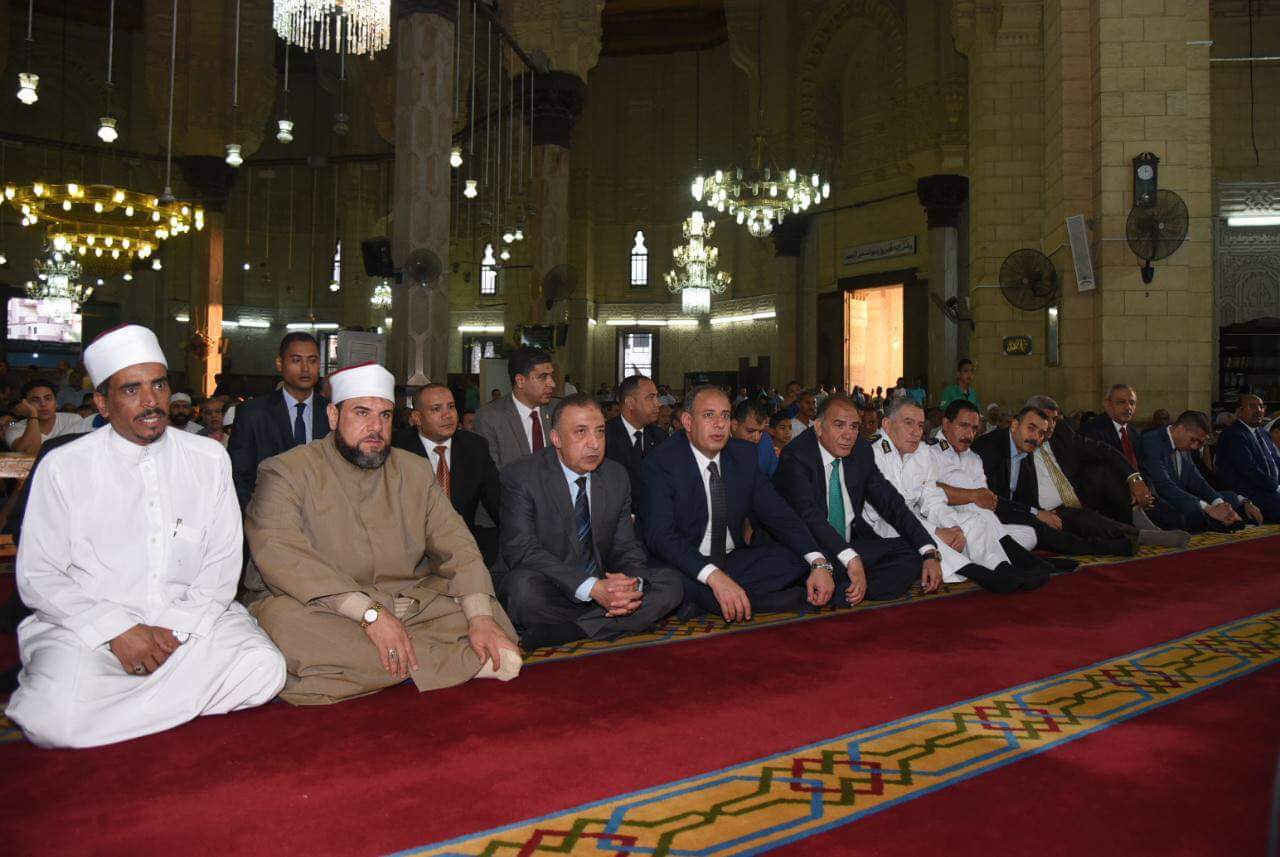 محافظ الإسكندرية : يشارك المواطنين صلاة عيد الفطر بمسجد ”المرسي أبو العباس