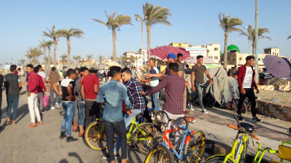 بالصور.. في ثاني أيام العيد.. حدائق كفر الشيخ تواصل إستقبال الهاربين من الحرارة و”الشماسي” تحتل شواطئ مصيف بلطيم
