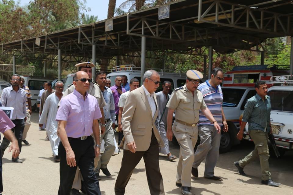 محافظ قنا يتابع تطبيق تسعيرة الأجرة بمواقف قفط وقوص ونقادة