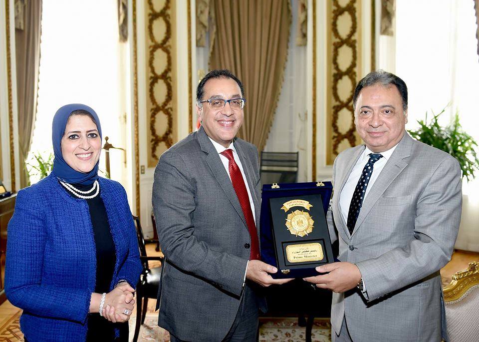 رئيس الوزراء يهدي درع تكريم لوزير الصحة السابق بحضور الوزيرة الحالي