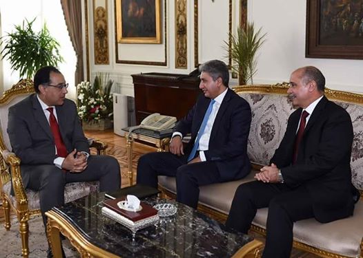 رئيس الوزراء يُهدي وزير الطيران السابق درع تكريم بحضور الوزير الحالي