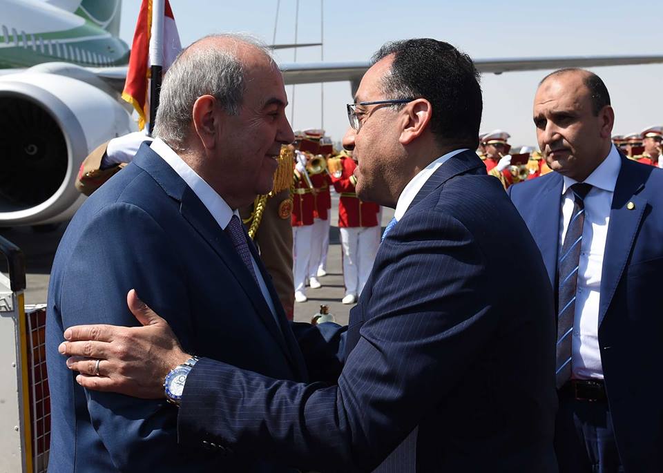 رئيس الوزراء يستقبل نائب الرئيس العراقي بمطار القاهرة