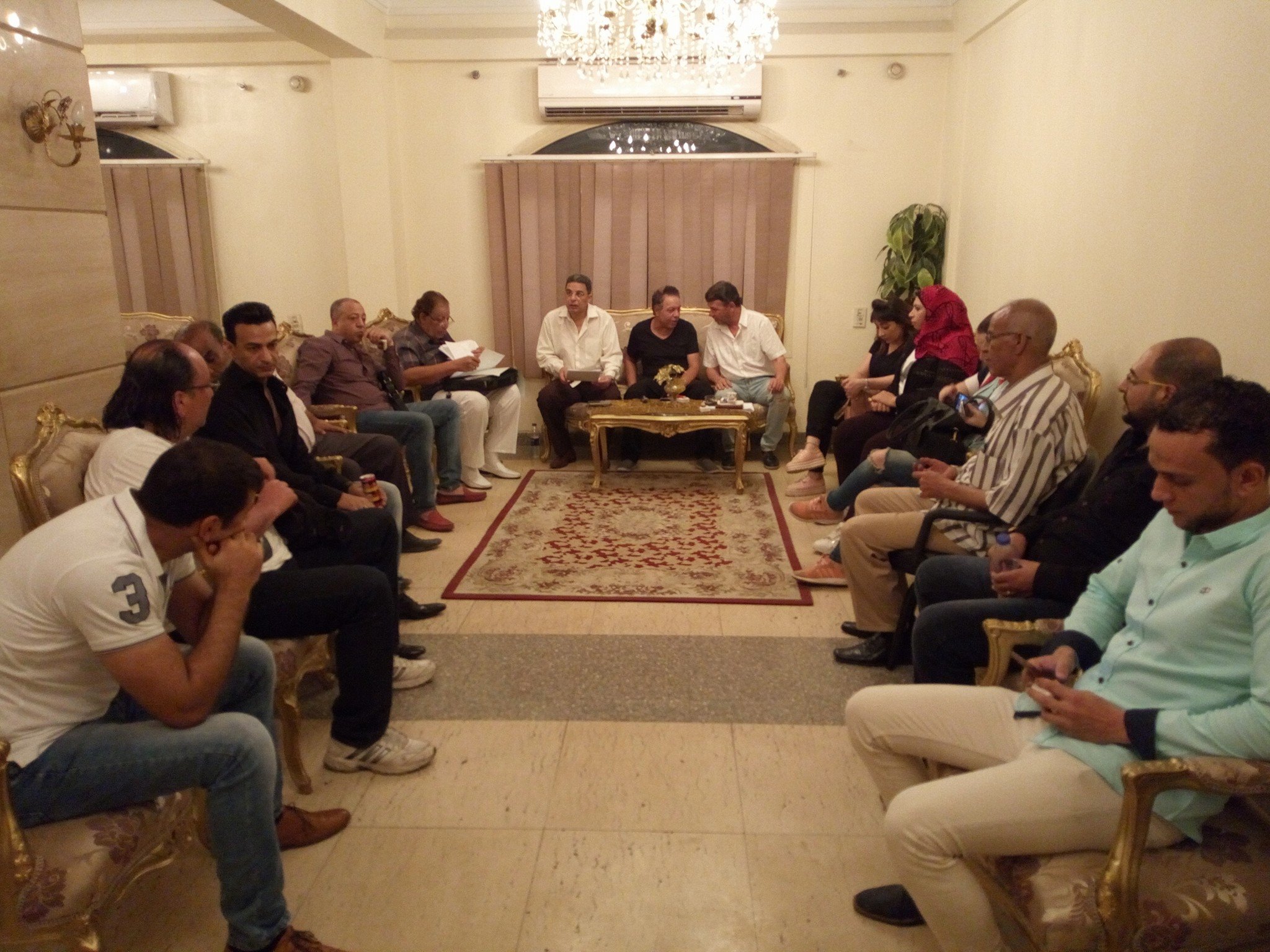 حسام الدين صلاح يجتمع بأبطال العرض المسرحى ” افراح مصر ”