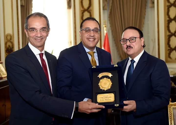 رئيس الوزراء يكرم وزير الاتصالات السابق بحضور الحالى