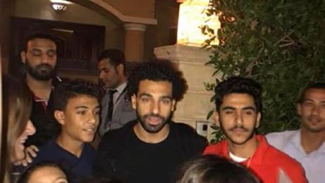 الجماهير تحاصر لاعب المنتخب الوطنى الأول محمد صلاح في مدينتي