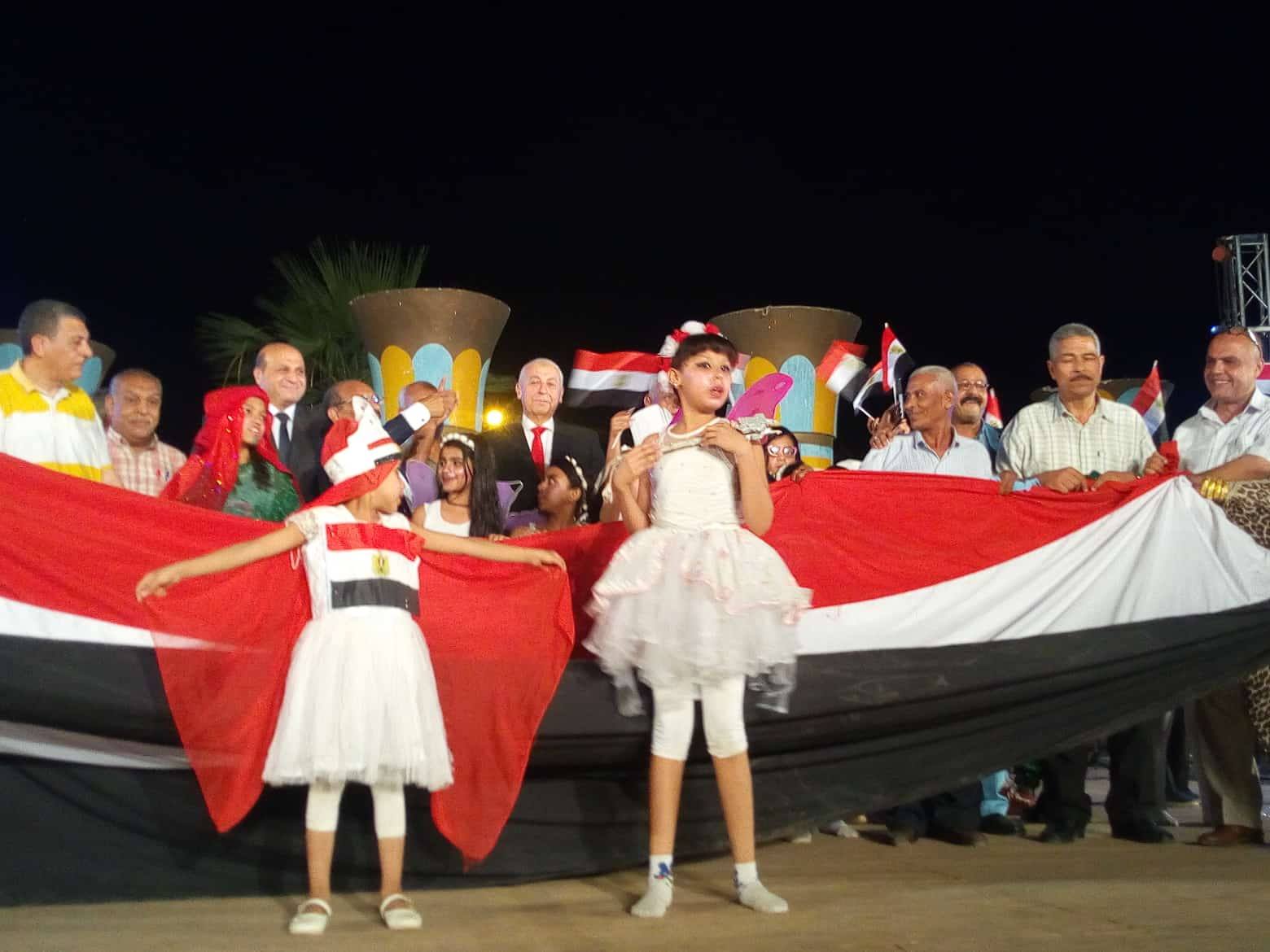 محافظ أسوان يشهد الاحتفال بذكرى ثورة ٣٠ يونيو علي المسرح الصيفى