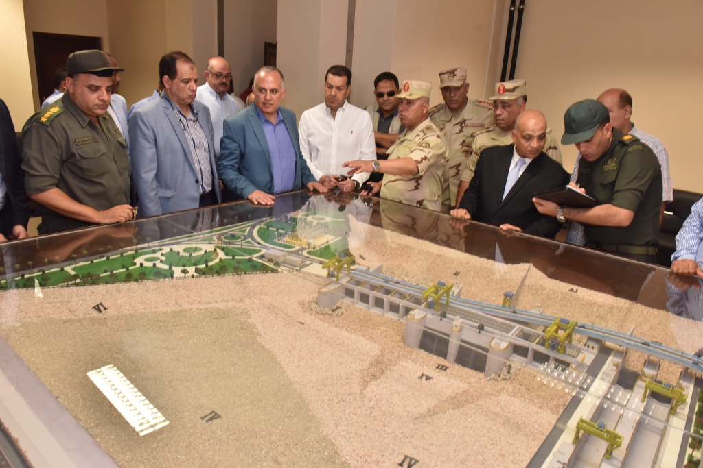 وزير الرى وكامل الوزير يتفقدان مشروع قناطر أسيوط الجديدة