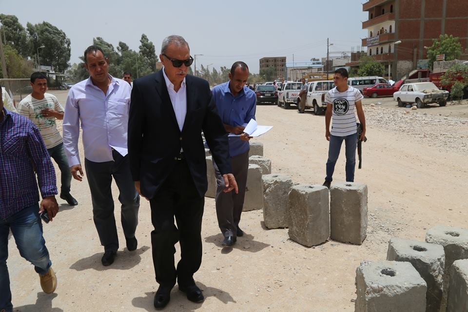 الهجان يتابع اعمال الرصف بعدد من شوارع قنا