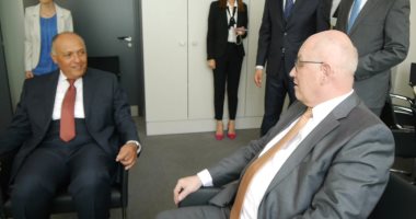 وزير الخارجية يلتقي مع زعيم الأغلبية البرلمانية بالبوندستاج الألمانى