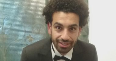 محمد صلاح يرد الجميل لطفل ارتدي تيشرت يحمل صورته