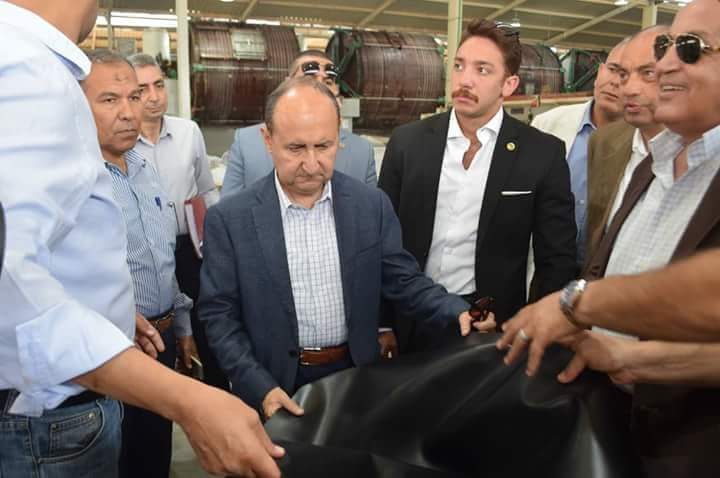 وزير التجارة والصناعة يتفقد الوحدات الإنتاجية بمدينة الجلود بالروبيكى
