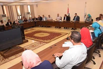 محافظ بني سويف يناقش الخطوات العملية للإستفادة من مؤتمر التميز الحكومي