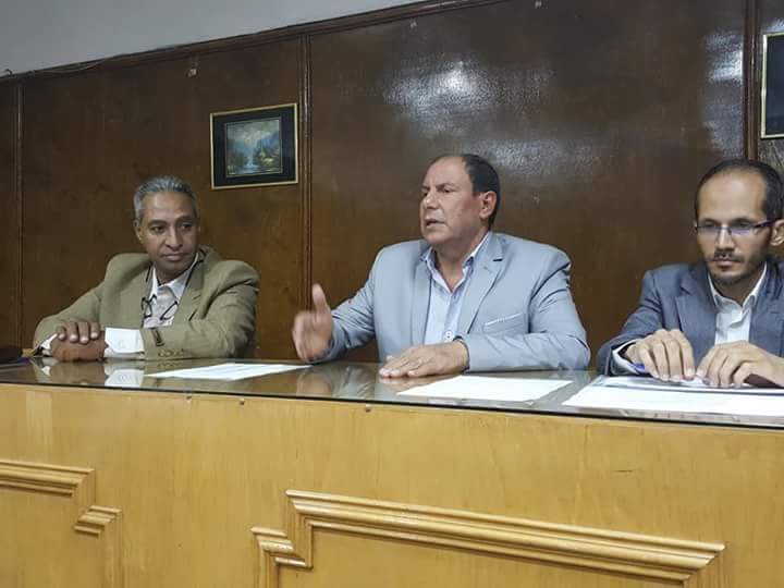 الطباخ يجتمع بفريق مستشفى طوخ المركزي