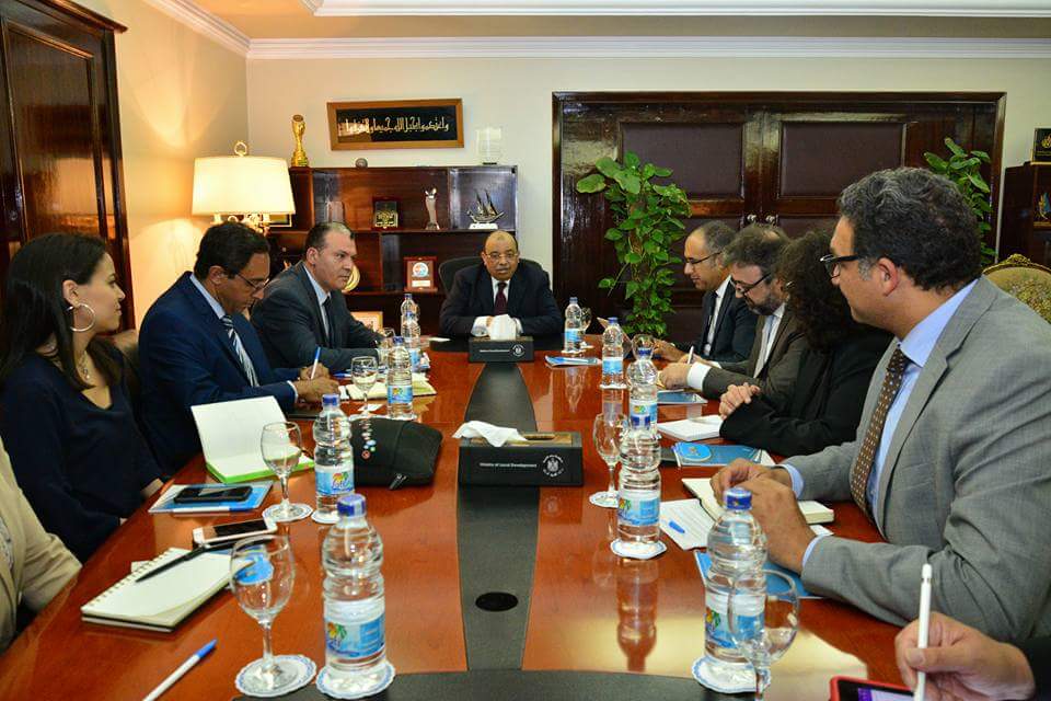 وزير التنمية المحلية يعقد اجتماعاً مع وفد من البنك الدولى